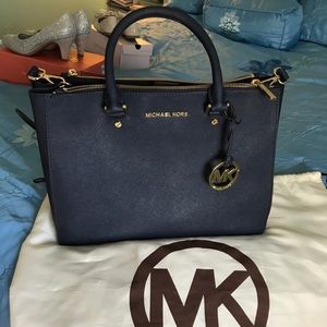 Michel Kors large,Worth$350.00 selling for $200.00